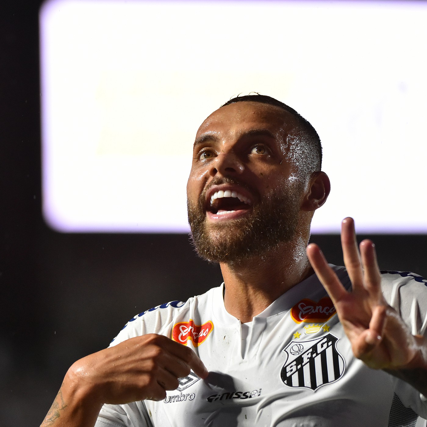 Santos faz melhor jogo do ano e bate o São Paulo