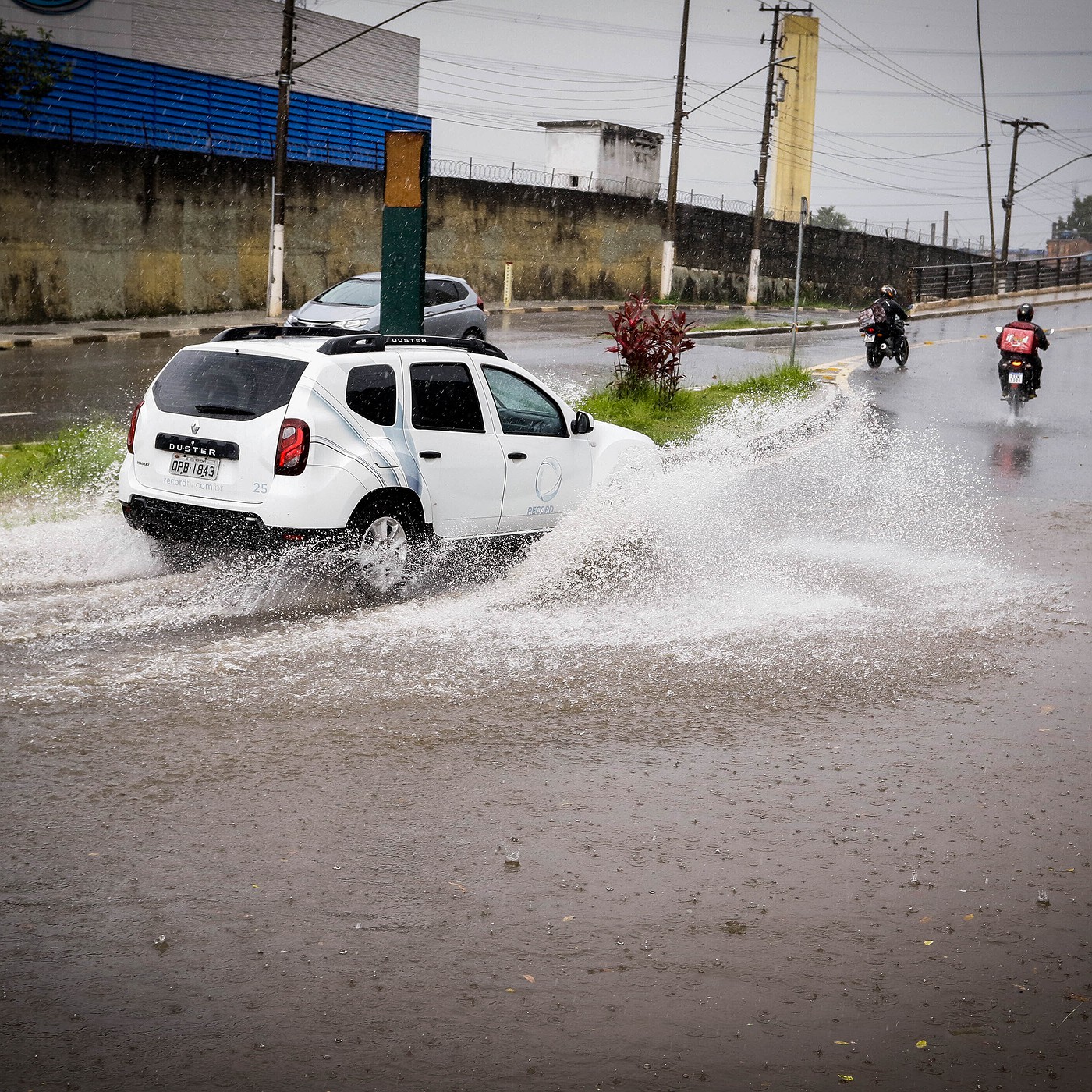 Quase 50 mil imóveis seguem sem luz em São Paulo por causa das chuvas