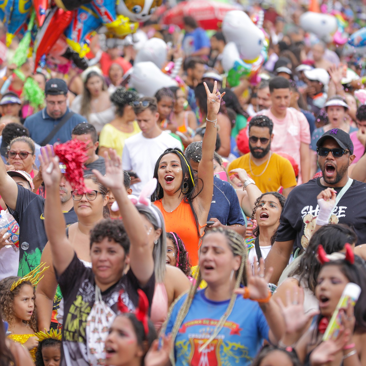 Perfis de carnaval cobrem blocos em tempo real com ajuda até de drones