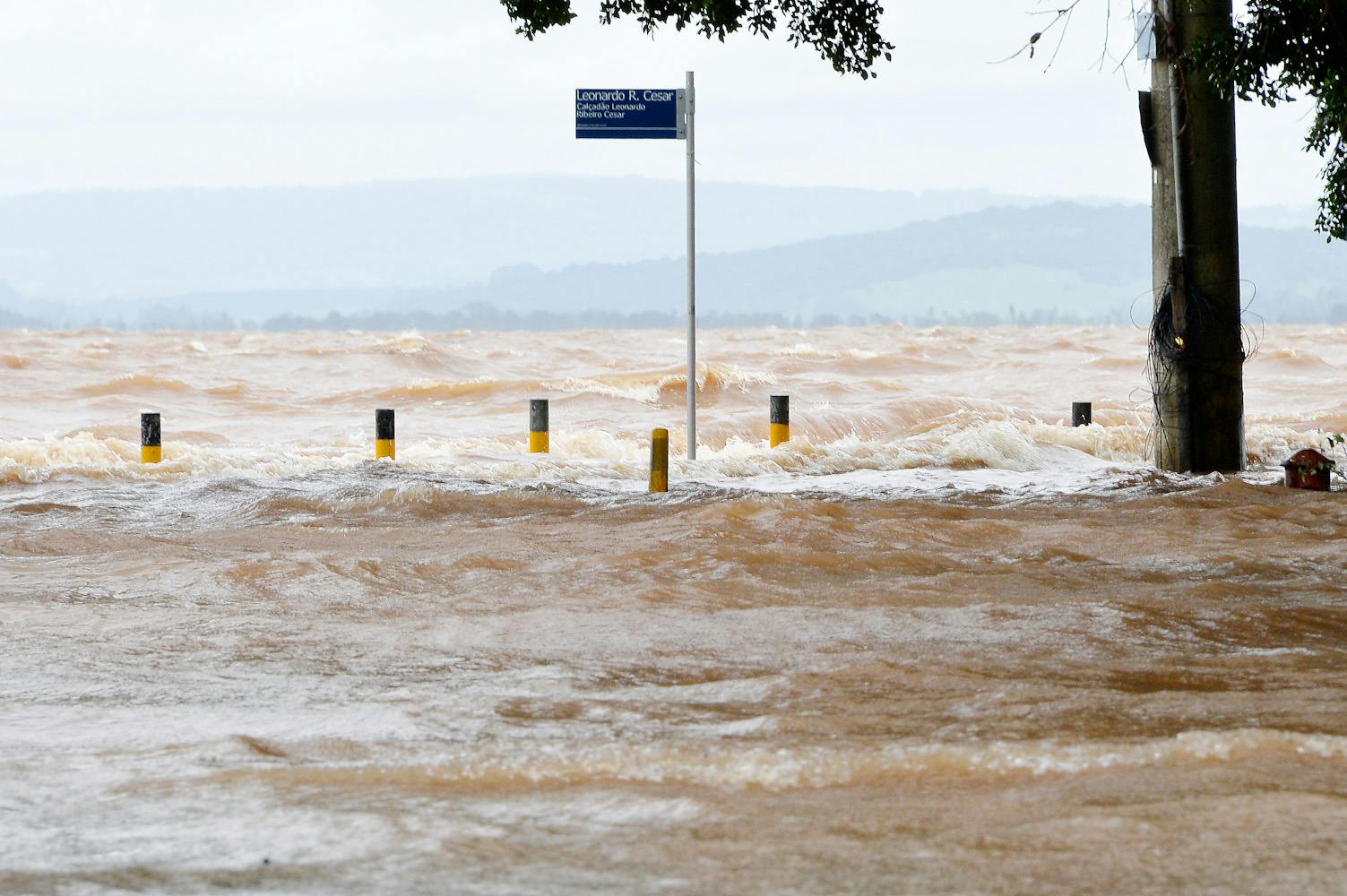 Prefeitura de Porto Alegre fecha comportas por risco de inundação do rio Guaíba