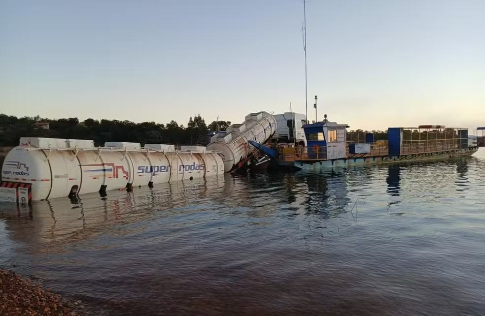 Etanol que estava em carreta que caiu em represa começa a ser transferido para outro veículo
