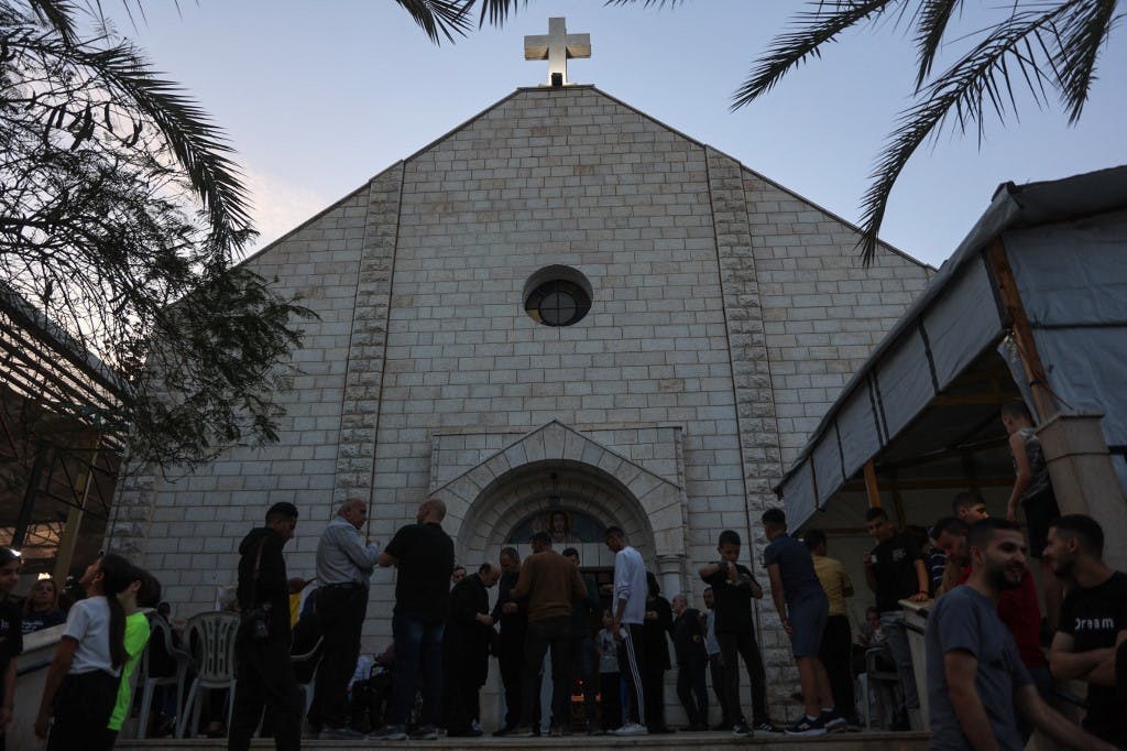 Única Igreja Católica de Gaza é danificada após bombardeio de Israel e padre fica ferido