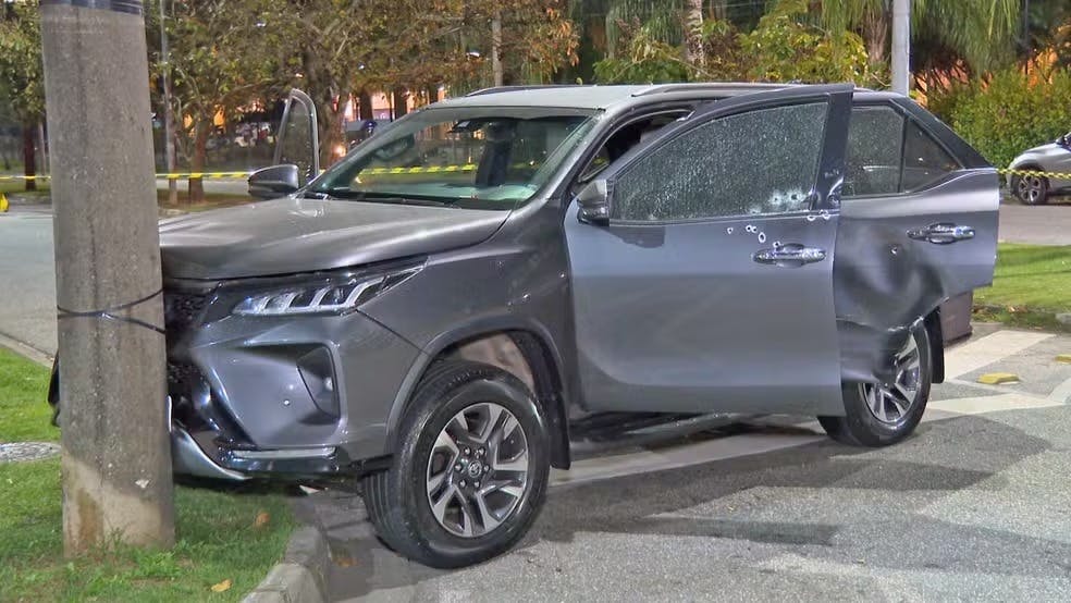 Homem é atingido por seis tiros na Barra da Tijuca, no Rio; suspeitos atiraram ao menos 15 vezes