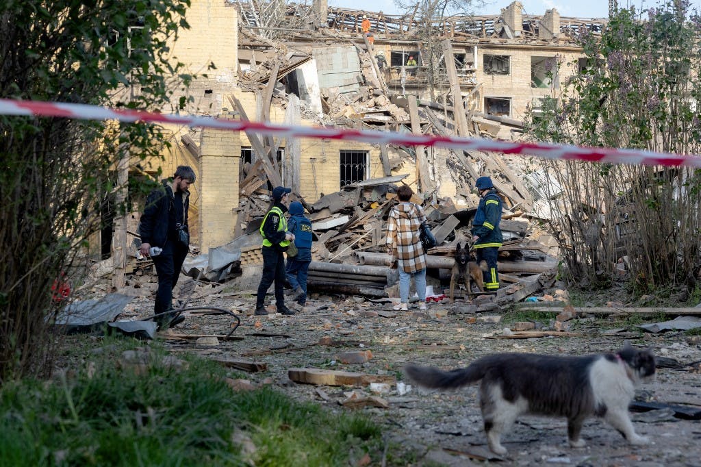 Ataques na Ucrânia deixam 19 mortos; Zelensky busca apoio para negociação de paz