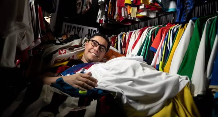 Antes restritas às arquibancadas, camisas de time ganham espaço em shows, eventos e até casamentos