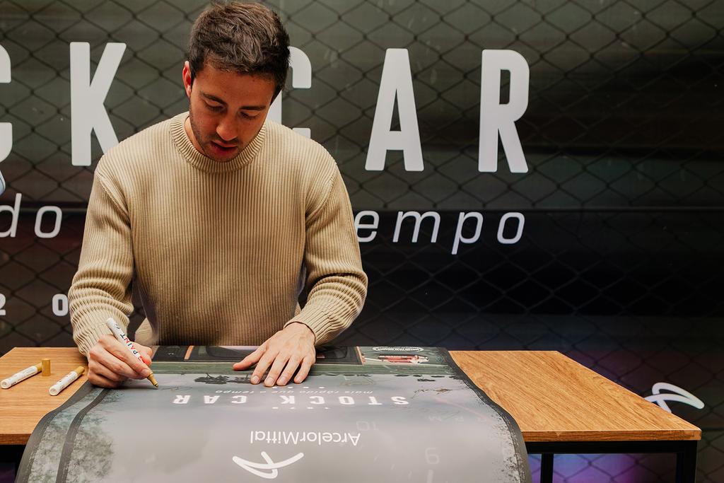 Reginaldo Leme e equipe AutoMotor marcam presença na pré-estreia do documentário “Stock Car – Mais Rápido que o Tempo”, em São Paulo