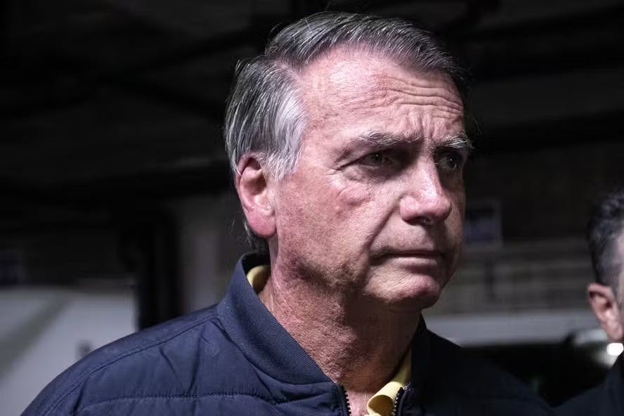 Bolsonaro segue com anemia persistente e alteração renal, diz boletim médico