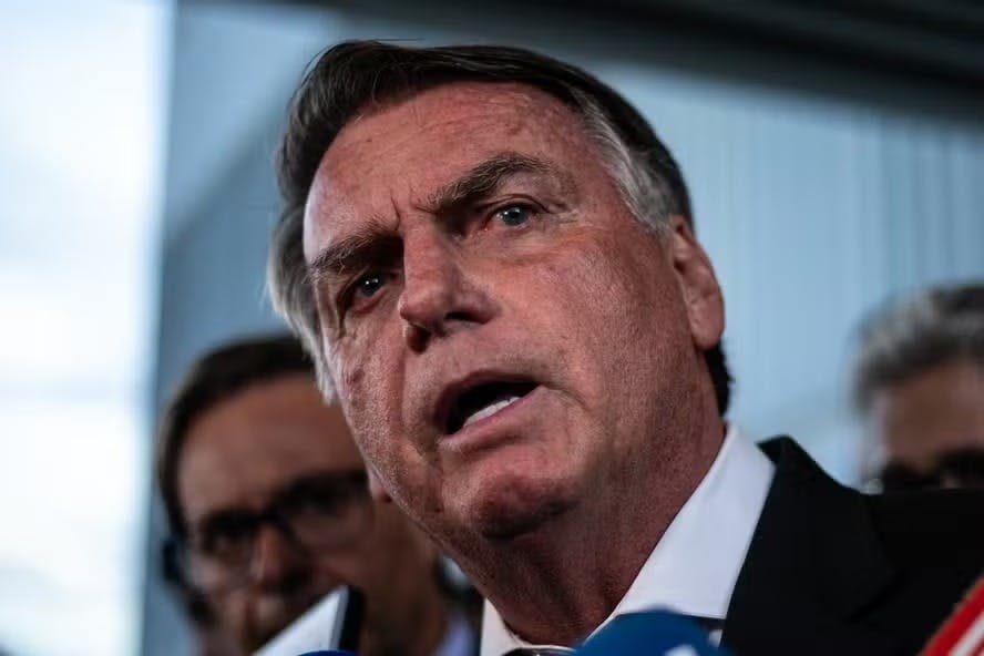 Bolsonaro deixa prisão domiciliar para passar por procedimento médico no DF