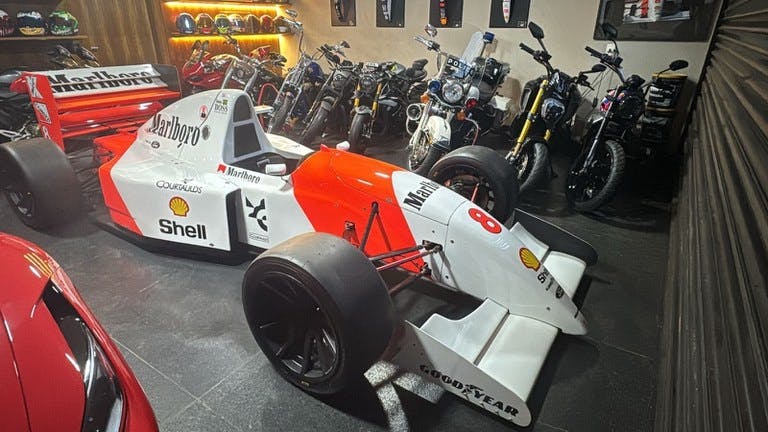 Réplica de carro de Fórmula 1 e itens de luxo são apreendidos em operação que prendeu ‘Careca do INSS’