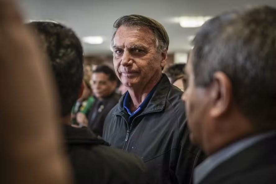 Bolsonaro passa por procedimento dermatológico em hospital particular do DF neste domingo (14)