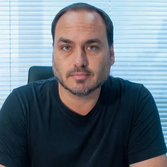 Carlos Bolsonaro prepara mudança para Santa Catarina e mira vaga no Senado em 2026