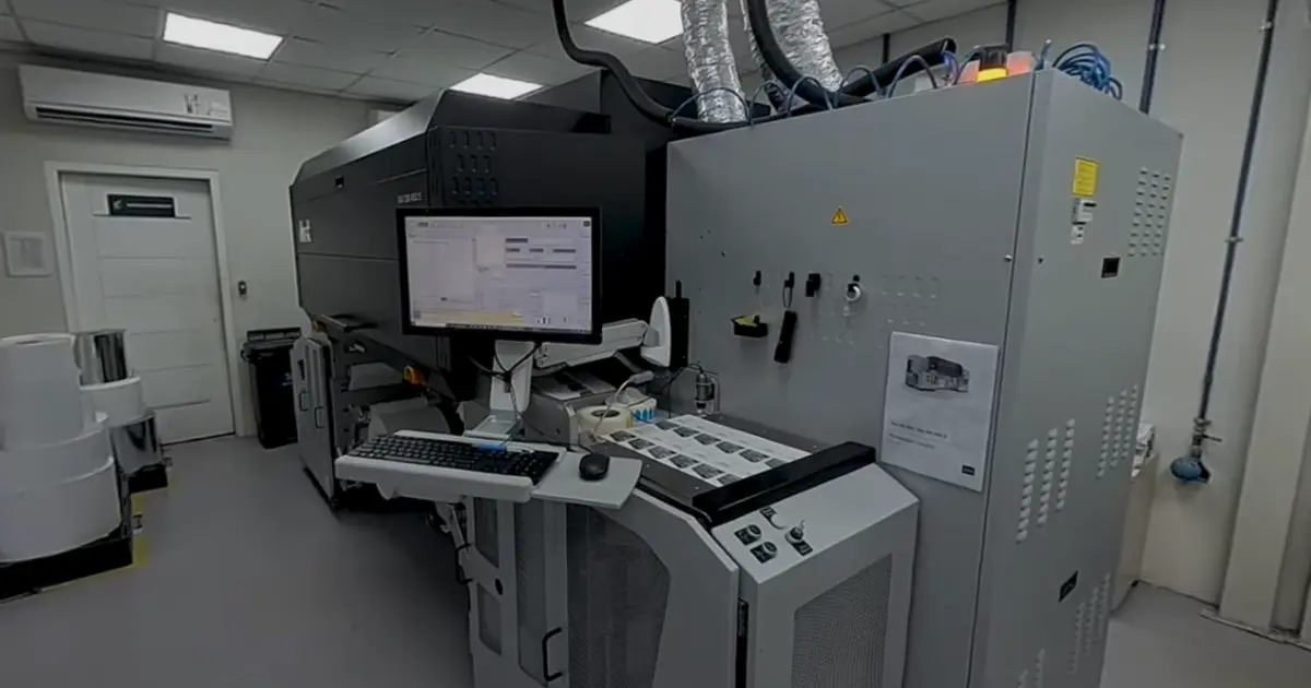 Automação transforma a indústria de rótulos e redefine produtividade, qualidade e prazos