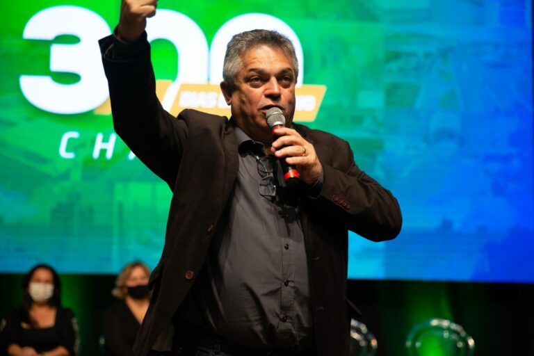 João Rodrigues deixa prefeitura e inicia corrida pelo governo de SC